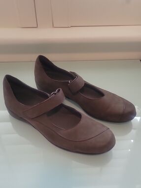 Munro Isabel Brown Suede Mary Jane With Velcro Strap Size 10 Narrow